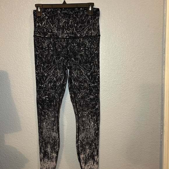 Lululemon Athletica Black and White Abstract Leggings - Picture 3 of 4